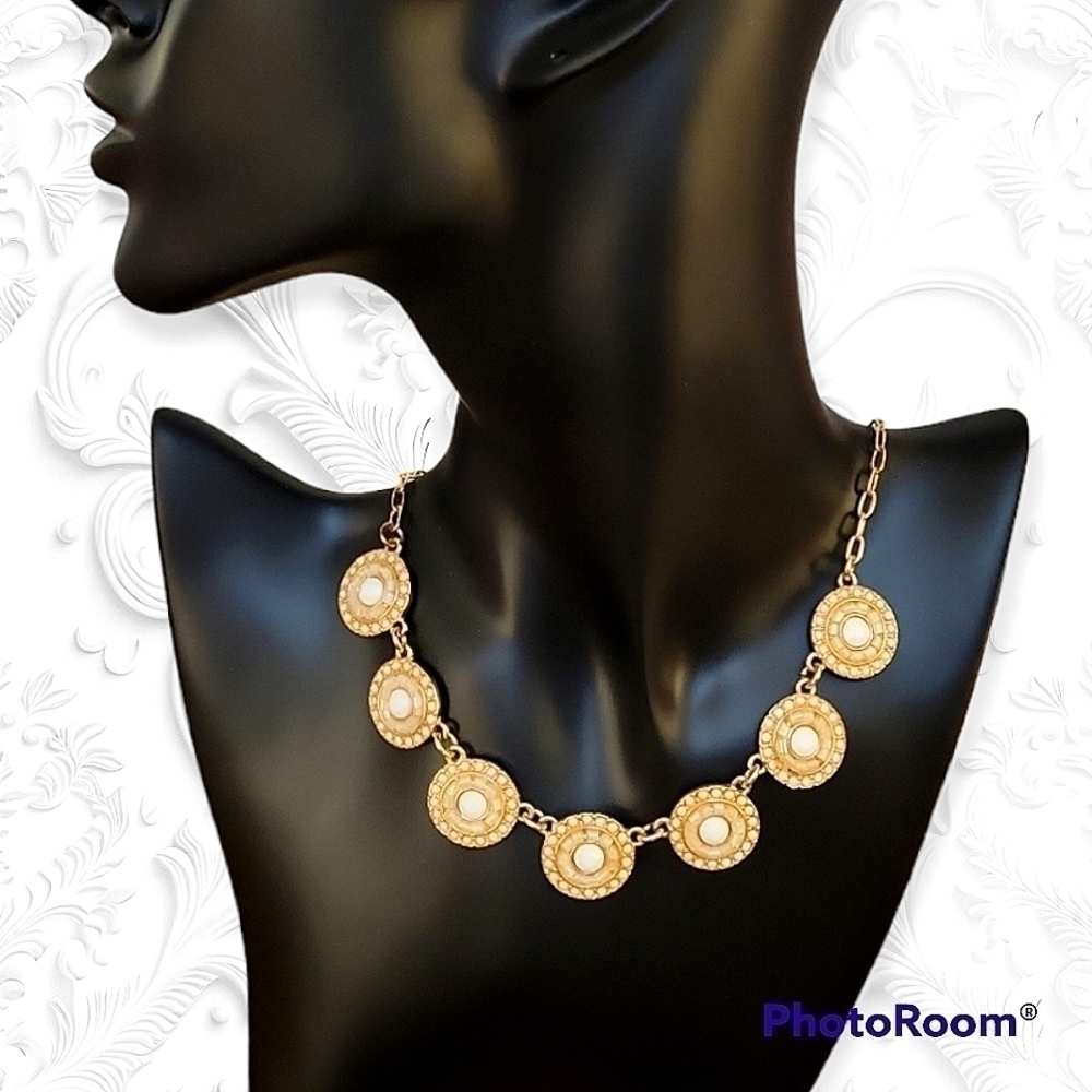 3/$30 VTG White Cabochon Circle Chain Necklace